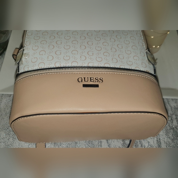 GUESS - Picture 3 of 10